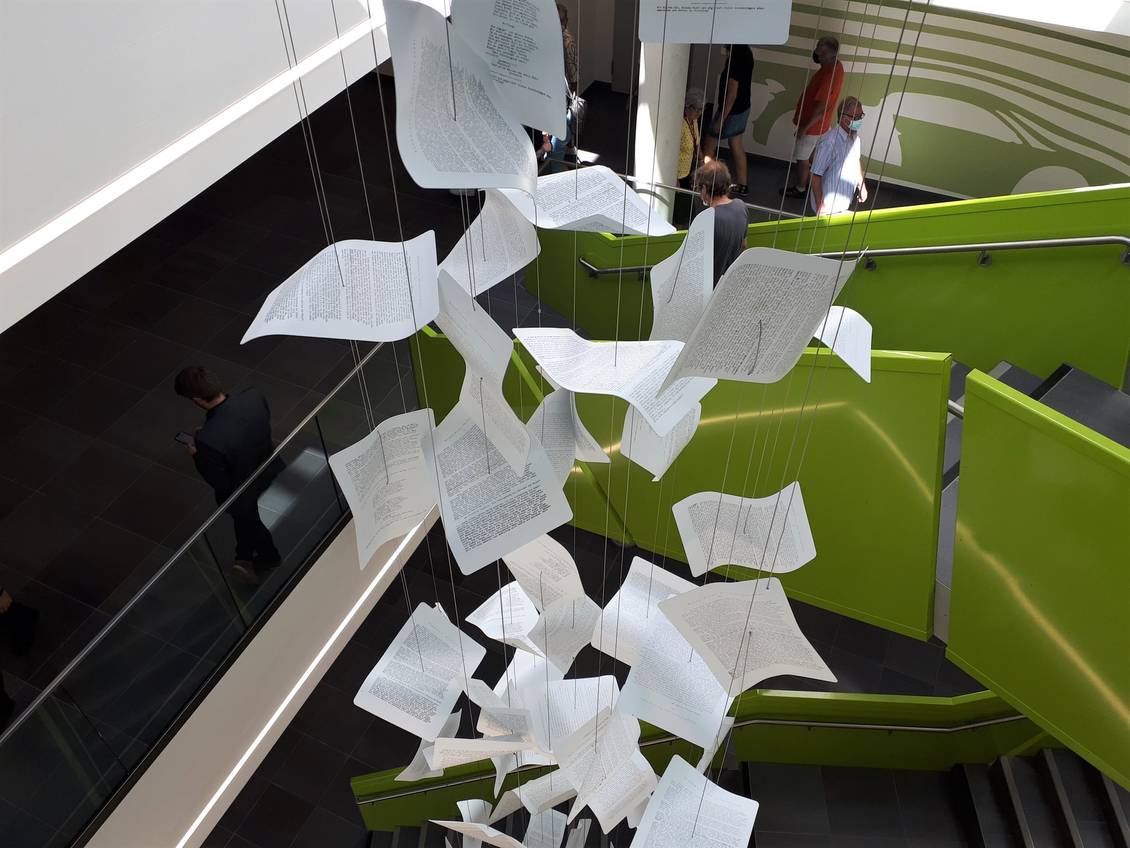Das Foto zeigt scheinbar durch die Luft fliegende Papierseiten.