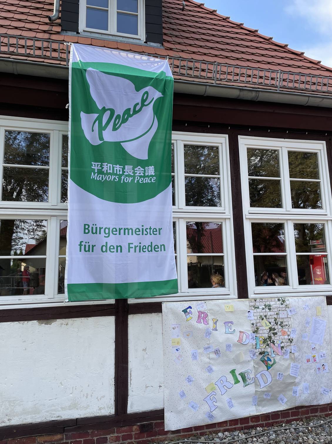 Das Foto zeigt ein Gebäude mit Flagge davor.
