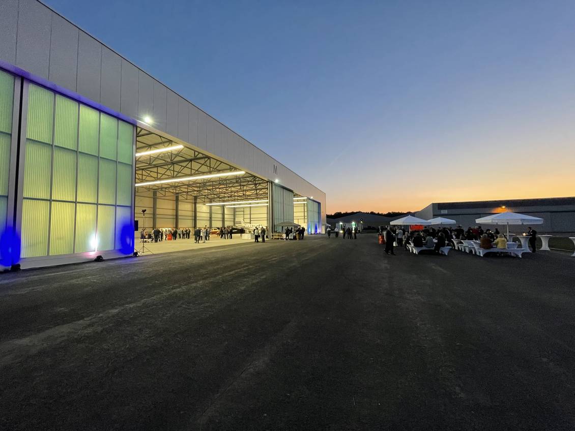 Das Foto zeigt einen Hangar.