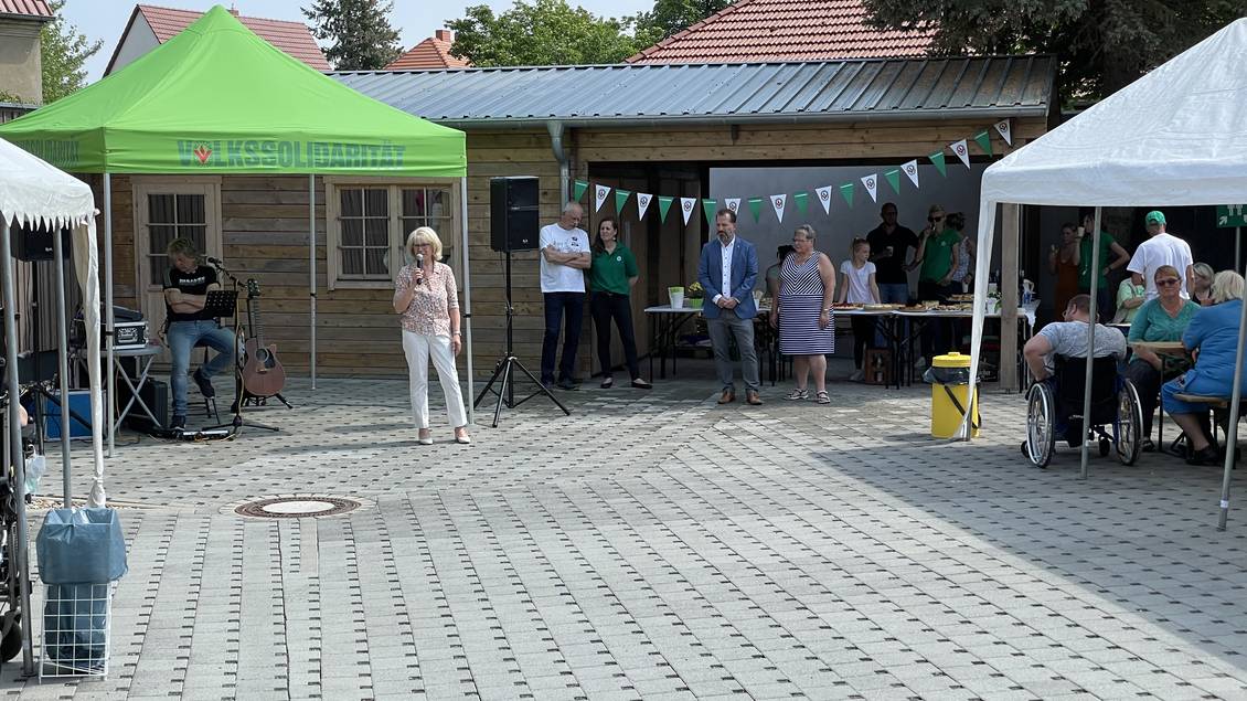 Das Foto zeigt eine Frau am Mikrofon.