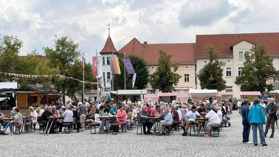 Das Foto zeigt mehrere Personen.