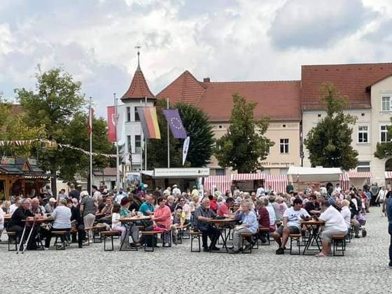 Das Foto zeigt mehrere Personen.