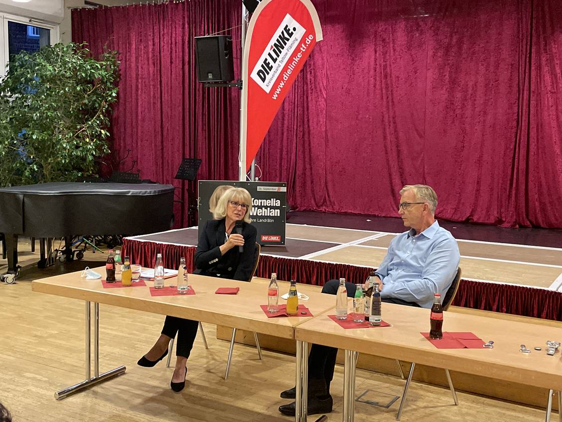 Das Foto zeigt zwei Personen.