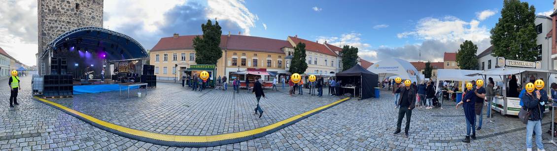 Das Foto zeigt eine Panoramaaufnahme des Marktplatzes.