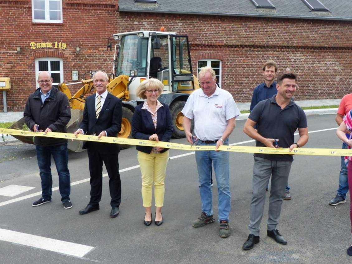 Das Foto zeigt eine Gruppe von Personen beim Banddurchschnitt.