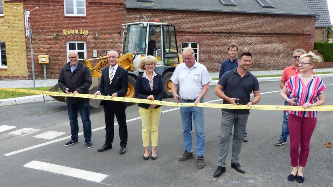 Das Foto zeigt eine Gruppe von Personen beim Banddurchschnitt.