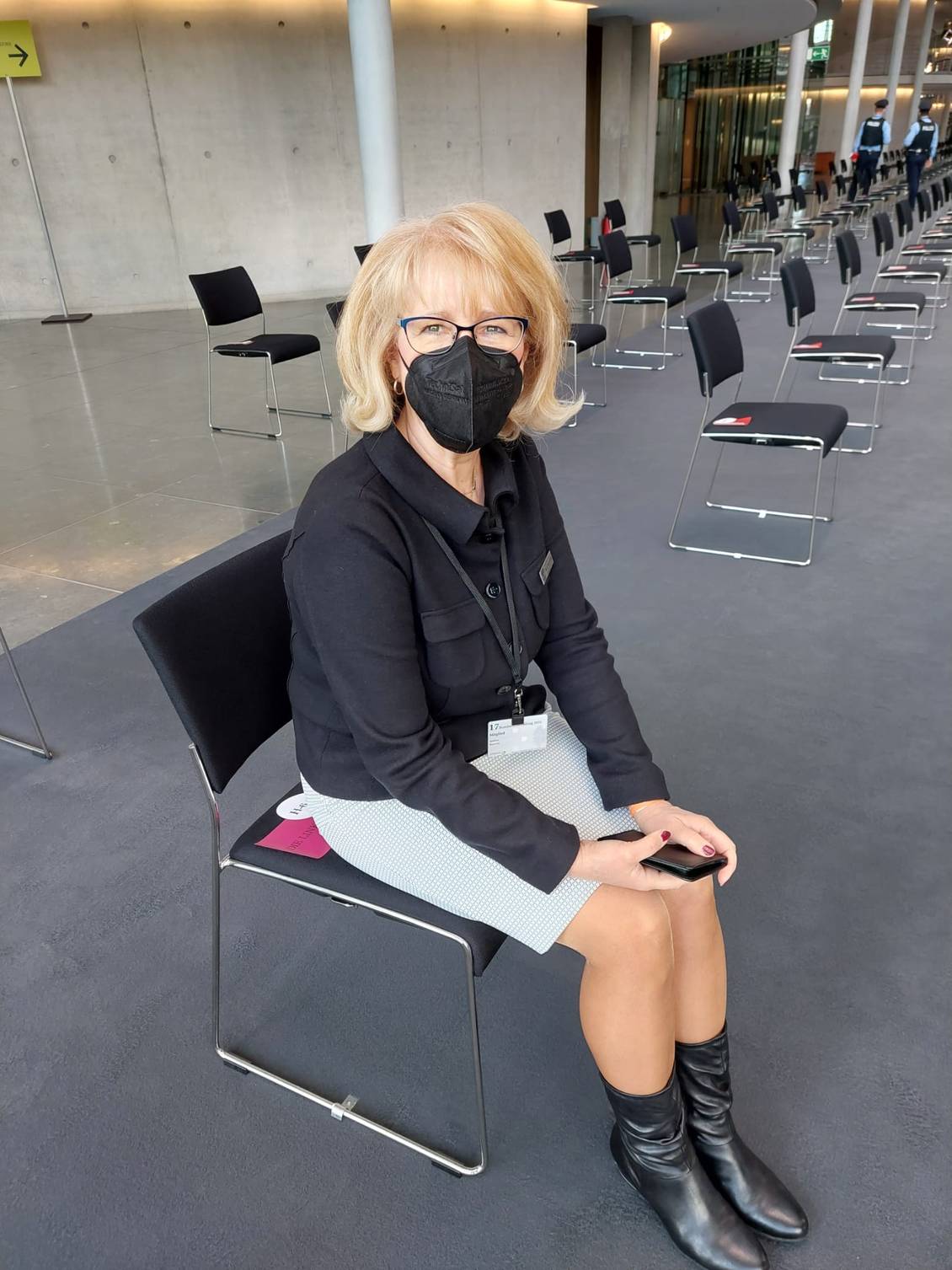 Das Foto zeigt Kornelia Wehlan auf ihrem Sitzplatz.