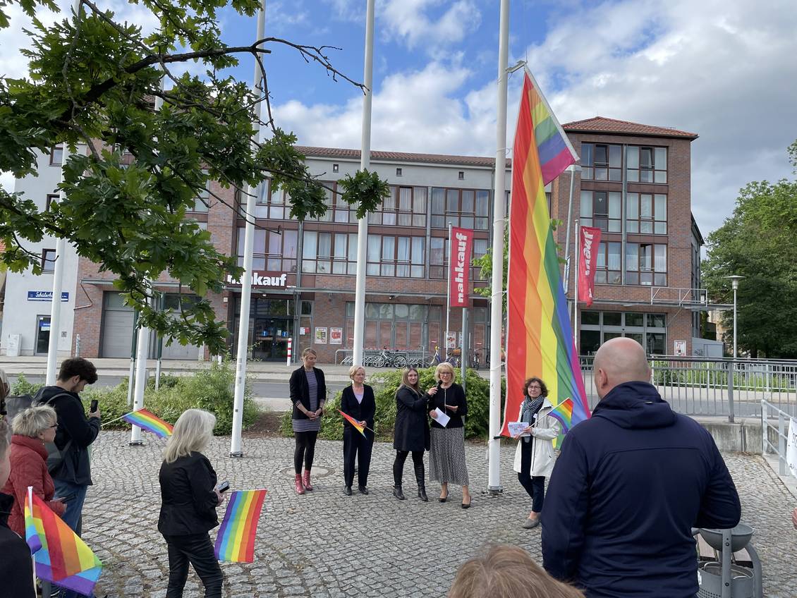 Das Foto zeigt Personen auf dem Vorplatz des Kreishauses.